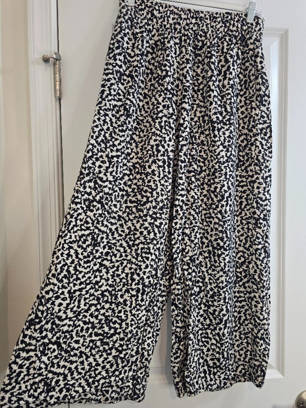 H&M Cropped Pull-on Pants - Cream/Black Patterned - Picture 1 of 8